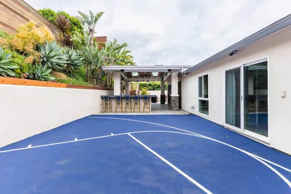 Bay Park Beauty: 4BR Retreat + Stunning Bay Views - Image 3